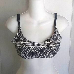 Womens NWOT xhilaration Swimwear Top Size L/G